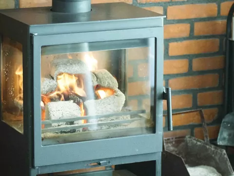 Jak oszczędnie palić w kominku?