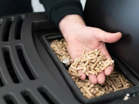 Czym nie można palić w piecu na pellet?