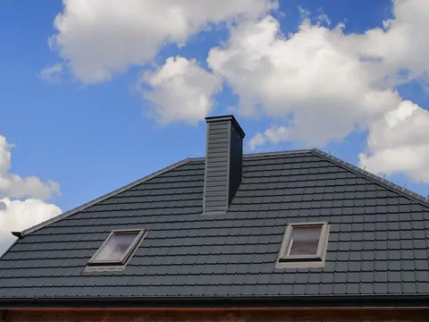 Ile ciepła ucieka przez nieocieplony dach?