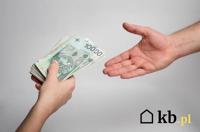 Pani Jolanta z Warszawy czekała aż 10 miesięcy na wypłatę dofinansowania do wymiany pieca pieniądze przekazywane z ręki do ręki