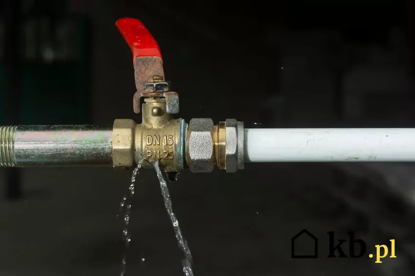 Pojedyncze wycieki nie zawsze oznaczają konieczność wymiany, ale warto je kontrolować, Wyciek z instalacji hydraulicznej