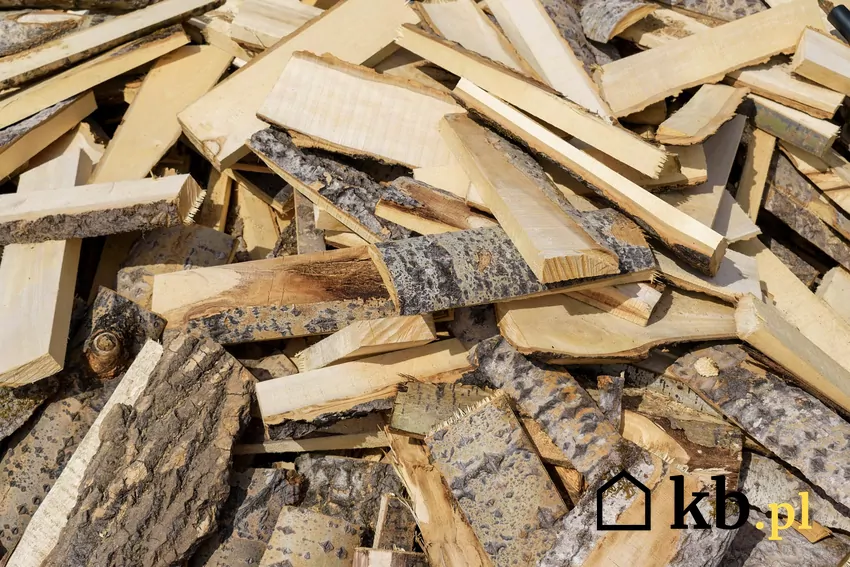 Dobrze wysuszone polana osikowe przygotowane do palenia w domowym kominku Pocięte drewno topoli osiki