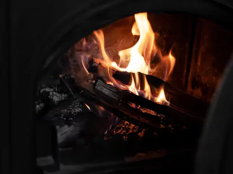 Spalanie drewna dębowego w kominku