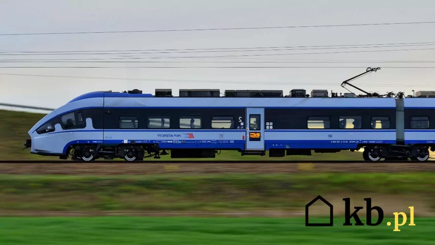 Pociąg PKP Intercity na peronie