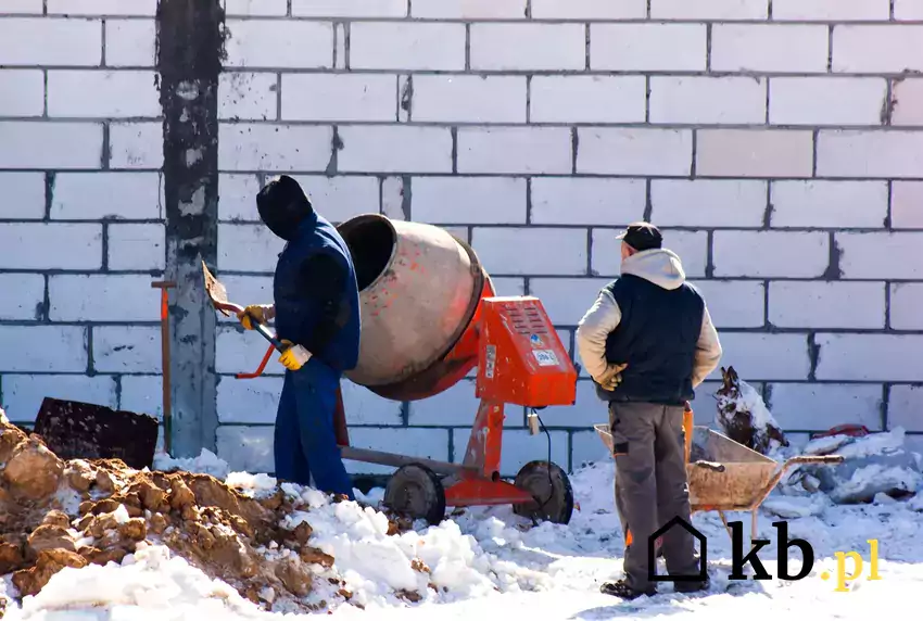 Ekipa budowlana na budowie domu jednorodzinnego w czasie pracy