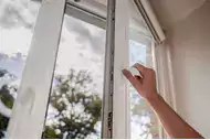 Ilustracja artykułu jak wyregulować okna przed wiosną, by korzystanie z nich było efektywne?