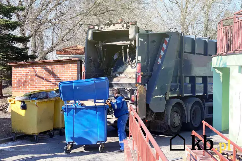 Śmieciarka zabierająca odpady, kryterium dochodowe w weryfikacji zniesienia opłat za odbiór odpadów