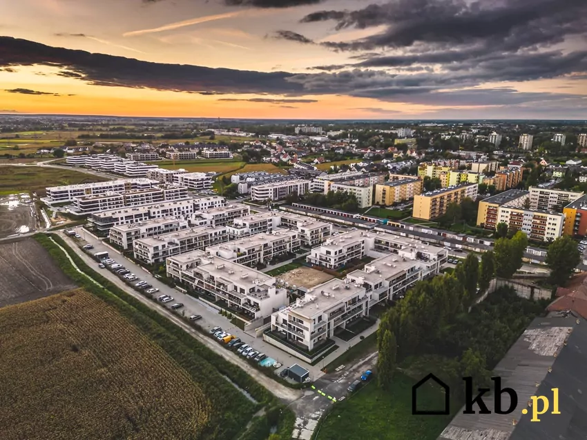 Nowoczesne apartamentowce kuszą wyglądem, ale ich trwałość bywa dyskusyjna Nowe osiedle, bloki z wielkiej płyty