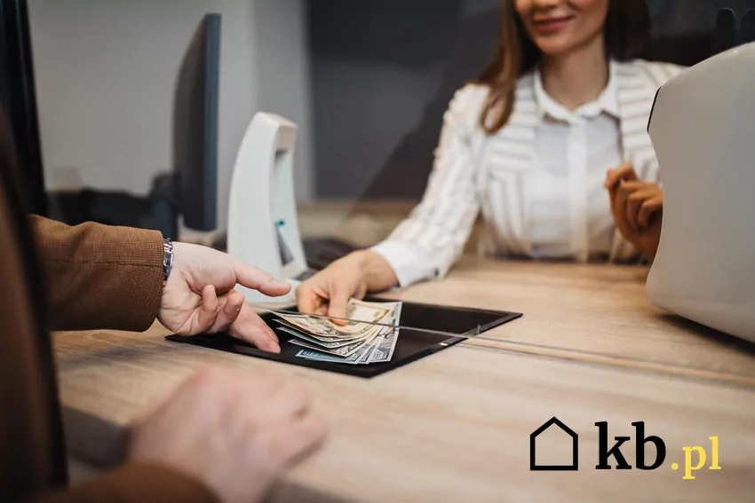 Książeczka oszczędnościowa „F” PKO BP – dawna droga do wymarzonego Fiata w PRL Wizyta w banku