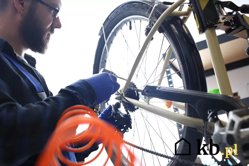 Eksperci są zgodni w tym, że wiosenne kolejki do serwisów rowerowych to standard, ale w tym roku mogą być jeszcze dłuższe Mężczyzna naprawia rower