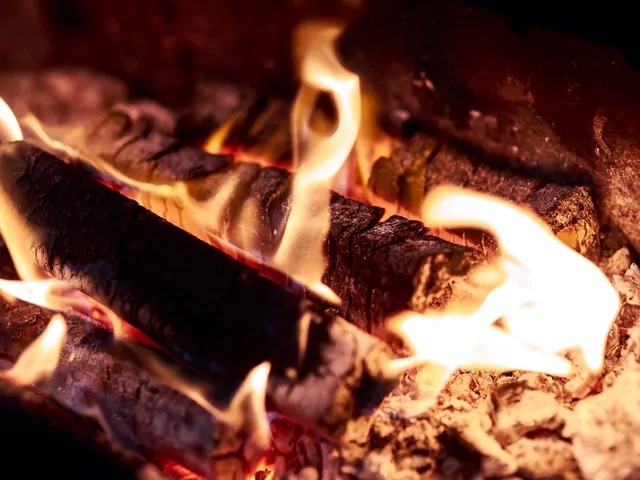 Ile popiołu powinno zostawać w kominku?