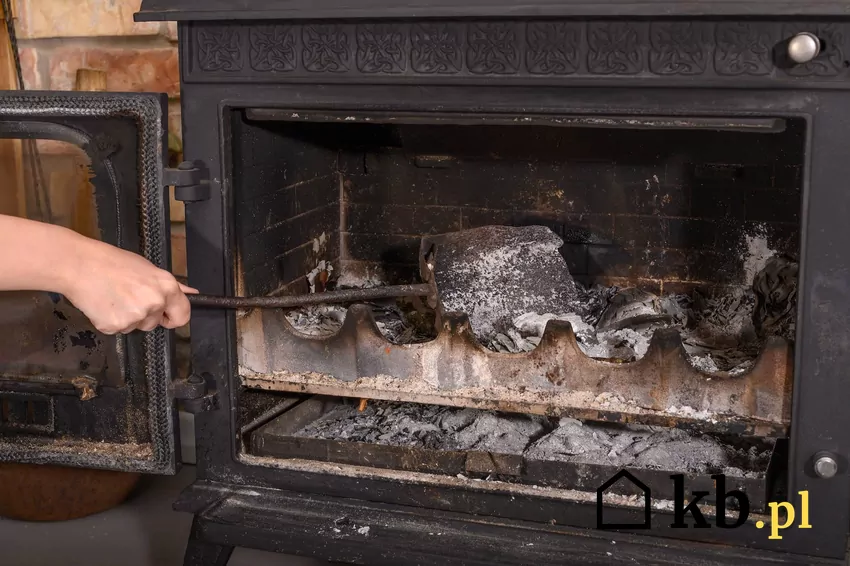 Brzoza, buk i dąb to drewno, które pali się czysto i pozostawia najmniej popiołu popiół w palenisku