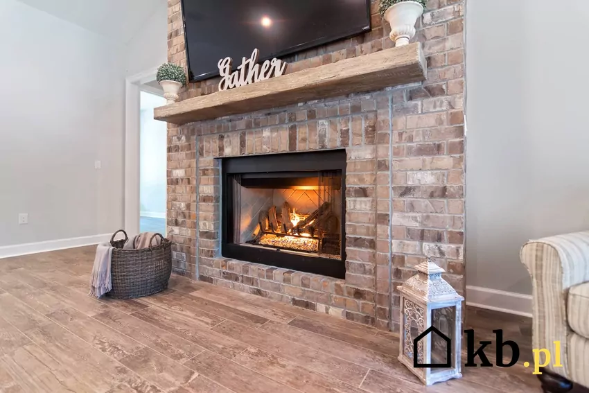 Kominek z nadmuchem rozprowadza ciepłe powietrze do wszystkich pomieszczeń domu kominek w salonie