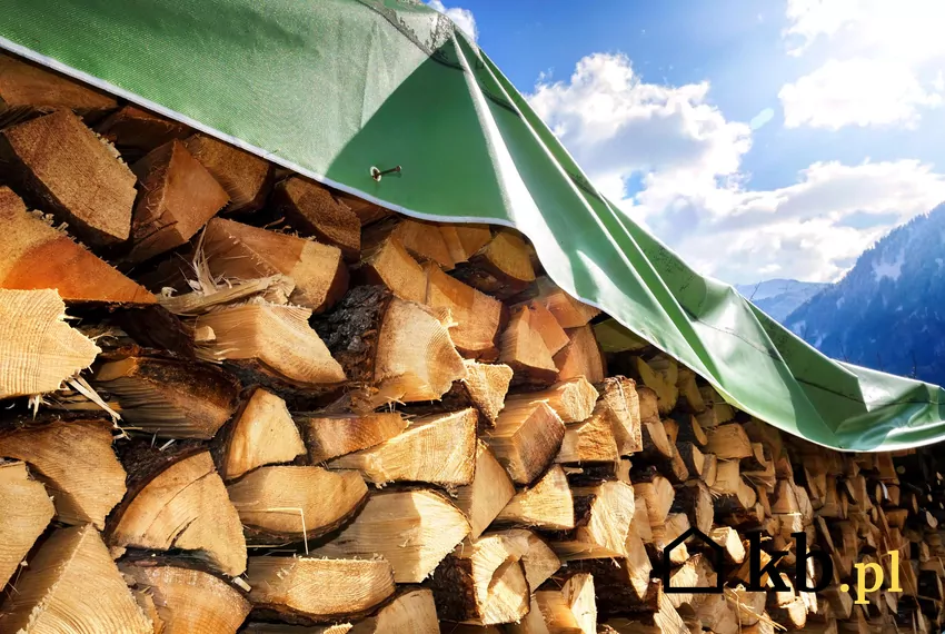 Składowanie drewna opałowego pod gołym niebem