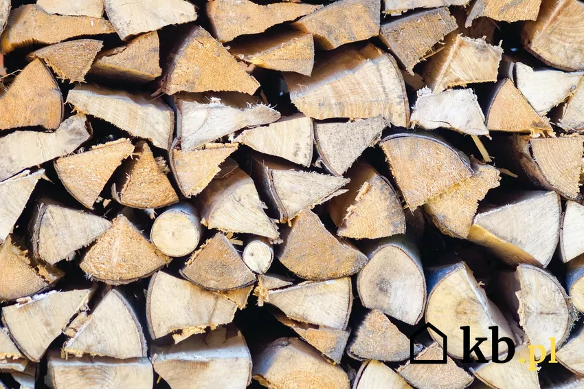 Przestrzenie między kawałkami drewna ułatwiają cyrkulację powietrza