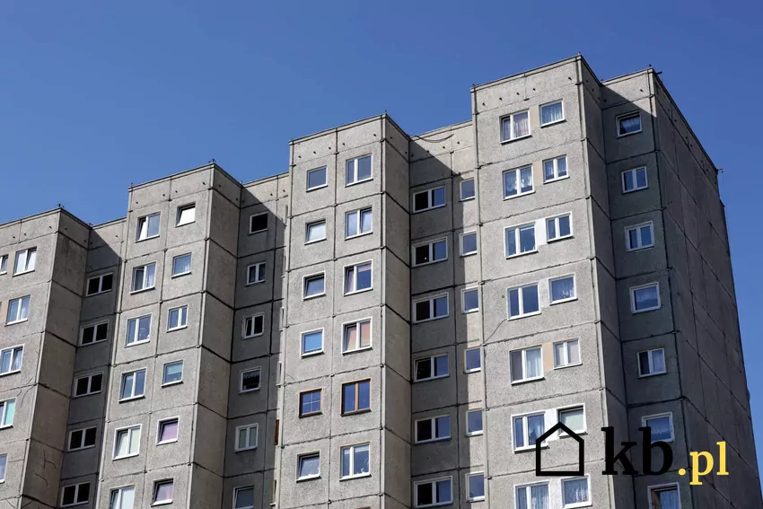 Nowe regulacje dotyczące wynajmu mieszkań wzbudzają ogromne emocje stary blok mieszkalny