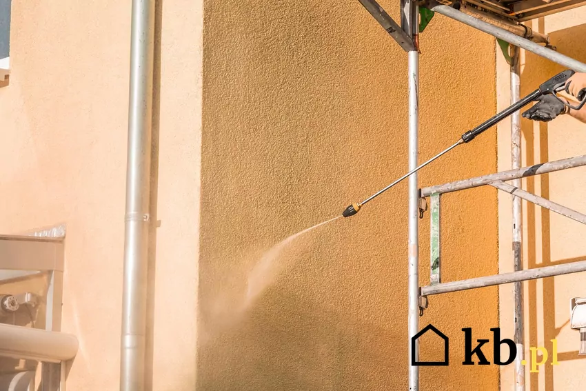 Mycie elewacji za pomocą myjki wysokociśnieniowej