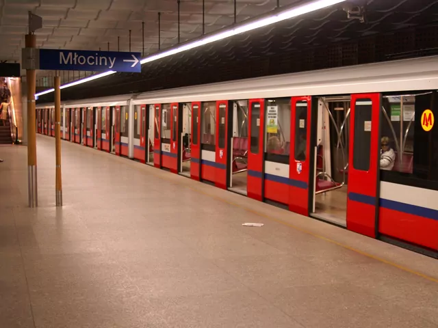 Warszawskie metro obok wsi