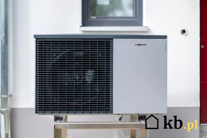 Powietrzna pompa ciepła pobiera energię cieplną z otaczającego powietrza, zapewniając ekologiczne ogrzewanie domu Ciepło otoczenia zostaje przez pompę przeniesione do ogrzewanego pomieszczenia