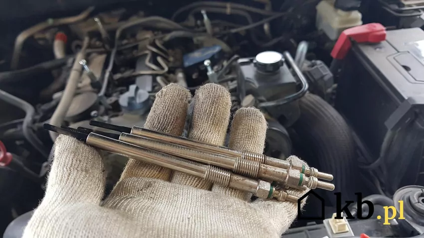 Choć przegląd techniczny auta w Polsce kosztuje 98 zł, aż 30% tej kwoty trafia do Skarbu Państwa jako podatki i opłaty. Diagnosta realnie zarabia tylko ułamek tej sumy mechanik