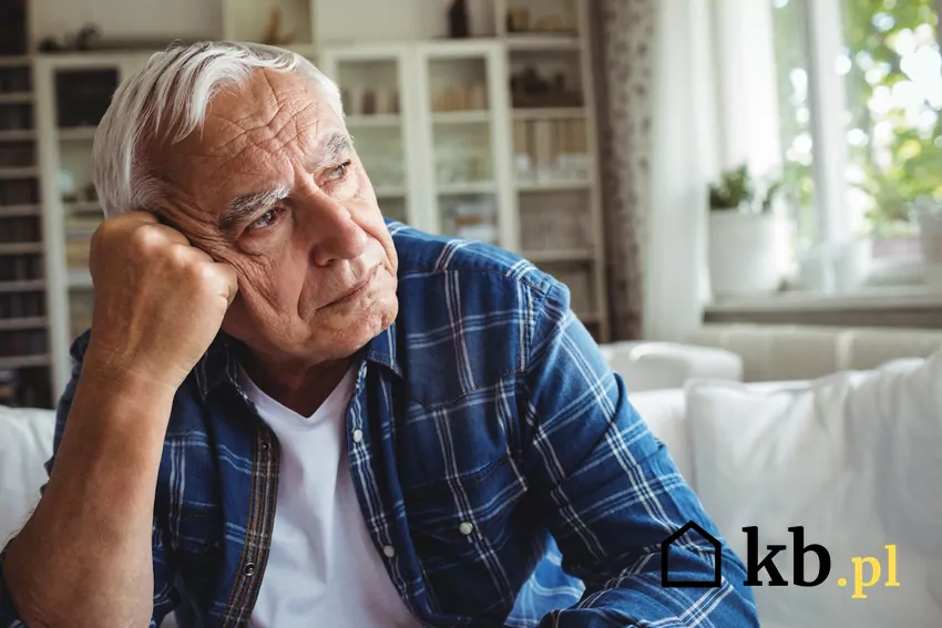 Worki z pelletem mogą być uciążliwe dla seniorów – każdy waży nawet 15 kg Smutny mężczyzna w podeszłym wieku