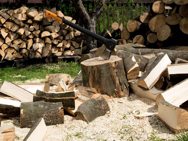 Jak łupać drewno bez łuparki?