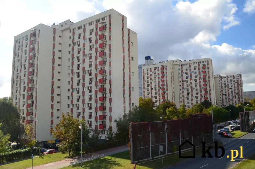Stare bloki z wielkiej płyty mają już ponad 50 lat – ich stan techniczny często wymaga gruntownych remontów osiedle bloków z wielkiej płyty
