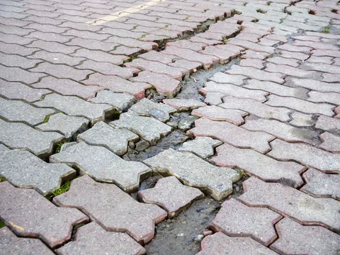 Zapadający się podjazd z kostki brukowej