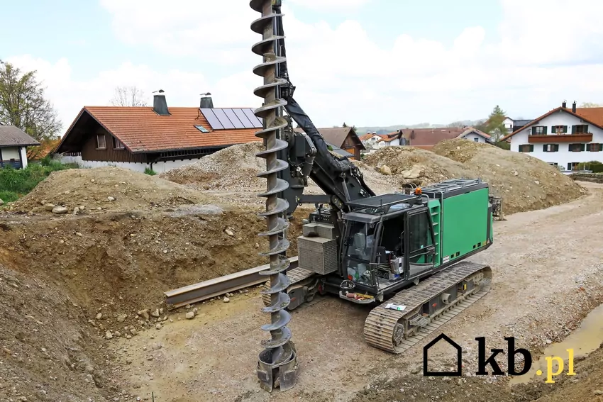 Instalacja gruntowej pompy ciepa wiąże się z koniecznością wykonania odwiertów prace ziemne, odwiert