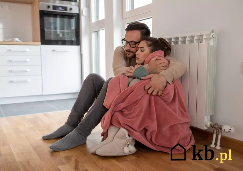 zmarznięta para na podłodze