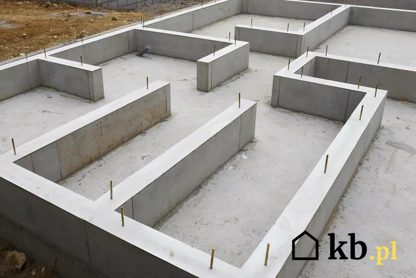 Kiedy powinno się stosować płytę fundamentową? fundamenty domu
