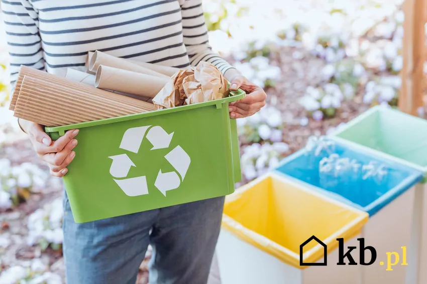 Samorządy stawiają na bardziej racjonalne zarządzanie systemem recyklingu kobieta niosąca segregowane odpady