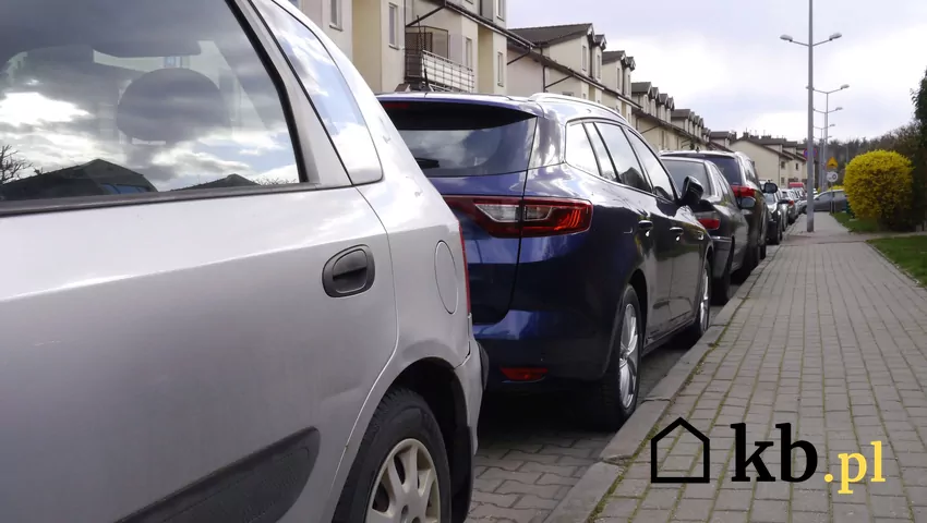 Czasem mieszkańcy nowych osiedli i ich goście są zmuszeni do parkowania na ulicy samochody zaparkowane na ulicy