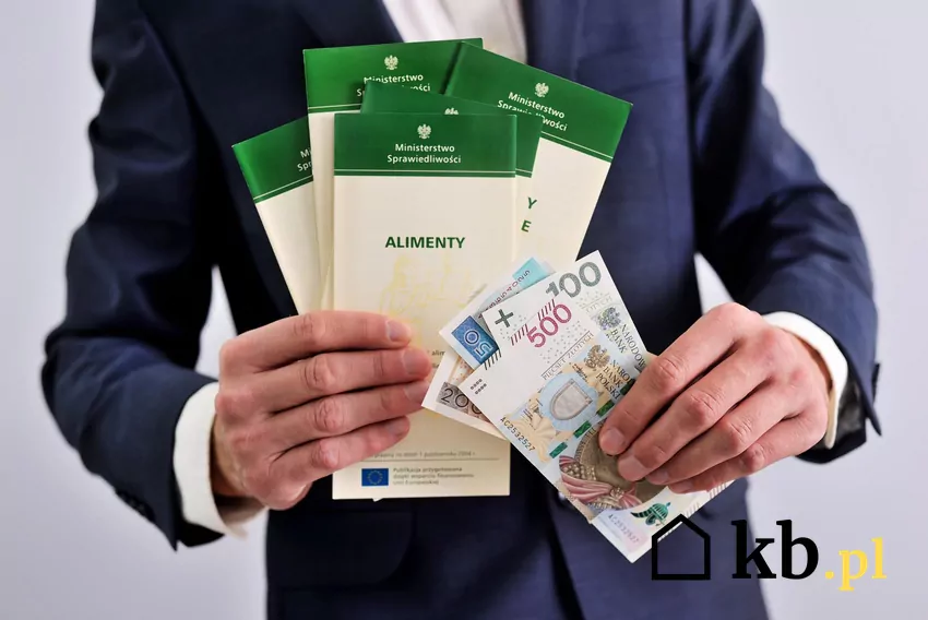 W przypadku egzekucji alimentów komornik może zabrać większą część pensji, co może znacząco wpłynąć na wysokość dochodów pracownika. mężczyzna trzymający gotówkę i ulotkę z napisem alimenty