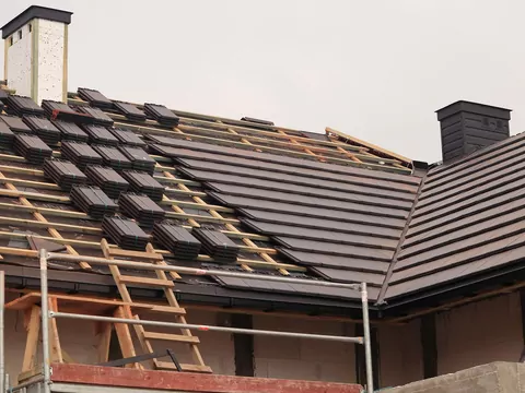 Kiedy trzeba wymienić pokrycie dachu?