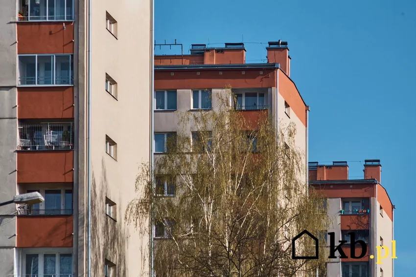Budynki projektowano i modernizowano zgodnie z ówczesnymi normami Zmodernizowane bloki z wielkiej płyty