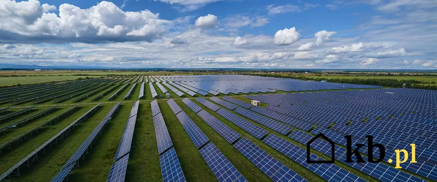 Przewymiarowanie instalacji fotowoltaicznych w Polsce osiągnęło taki poziom, że w maju 2024 roku Polskie Sieci Elektroenergetyczne zmuszone były do ograniczenia produkcji energii elektrycznej w farmach fotowoltaicznych Farma fotowoltaiczna z lotu ptaka