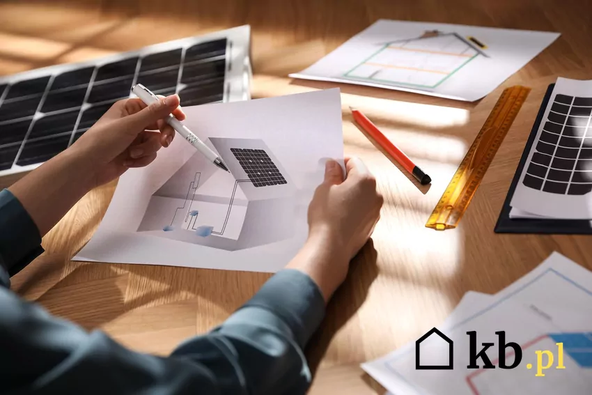 EkoPowerBOX umożliwia magazynowanie nadwyżek energii wyprodukowanych przez przydomową instalację fotowoltaiczną Mężczyzna trzyma wydruk ze schematem instalacji fotowoltaicznej w domu