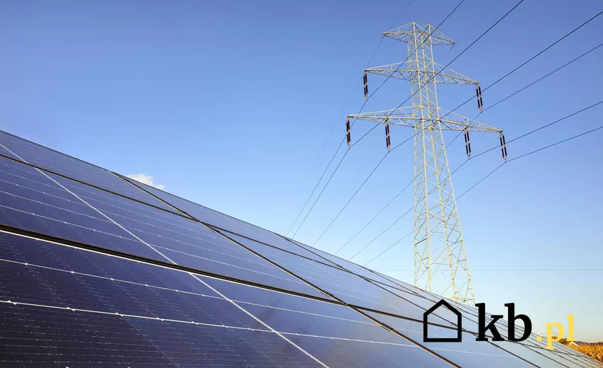 System może zadecydować, że uruchomienie magazynu będzie nieopłacalne w danym momencie Panele fotowoltaiczne i sieć energetyczne na tle nieba