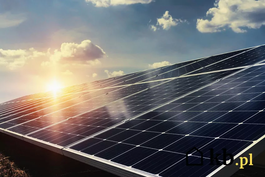Producenci falowników coraz częściej dostarczają specjalną aplikację, która umożliwia śledzenie zużycia energii Panele fotowoltaiczne na tle nieba i słońca