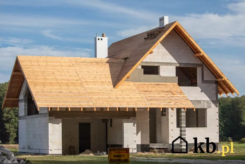 Murowany dom i dach z drewna