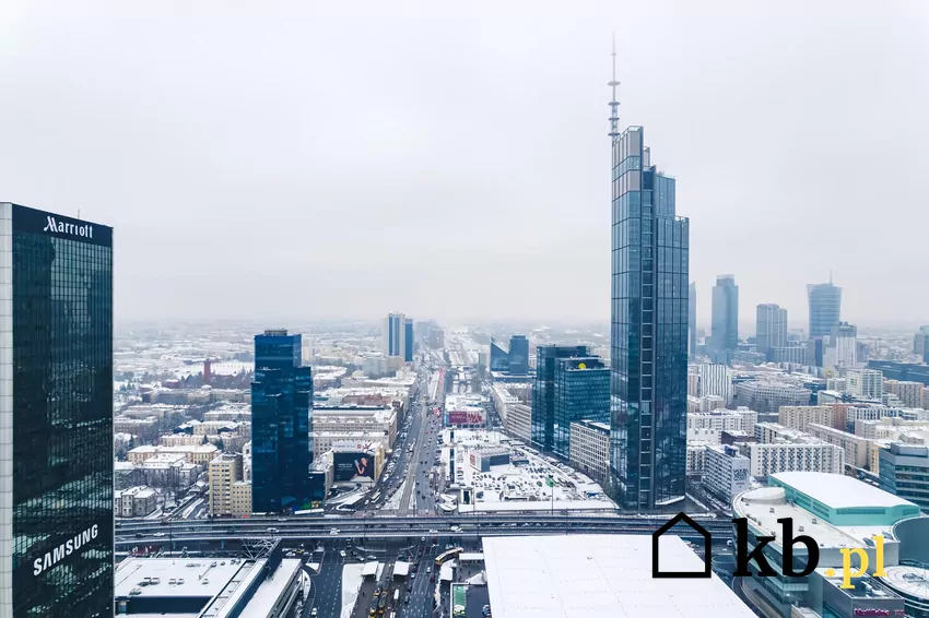 Najwyższy budynek w UE góruje wyraźnie nad panoramą Warszawy widok na panoramę z Varso Tower