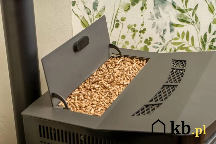 Pellet drzewny można mieszać z pelletem z owsa - oba te paliwa mają dość dobrą kaloryczność Pellet w podajniku