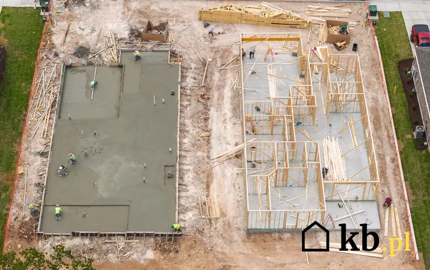 Fundament pod dom szkieletowy nie musi być skomplikowany. Powinien jednak dobrze izolować od gruntu budowa domu szkieletowego widok z góry