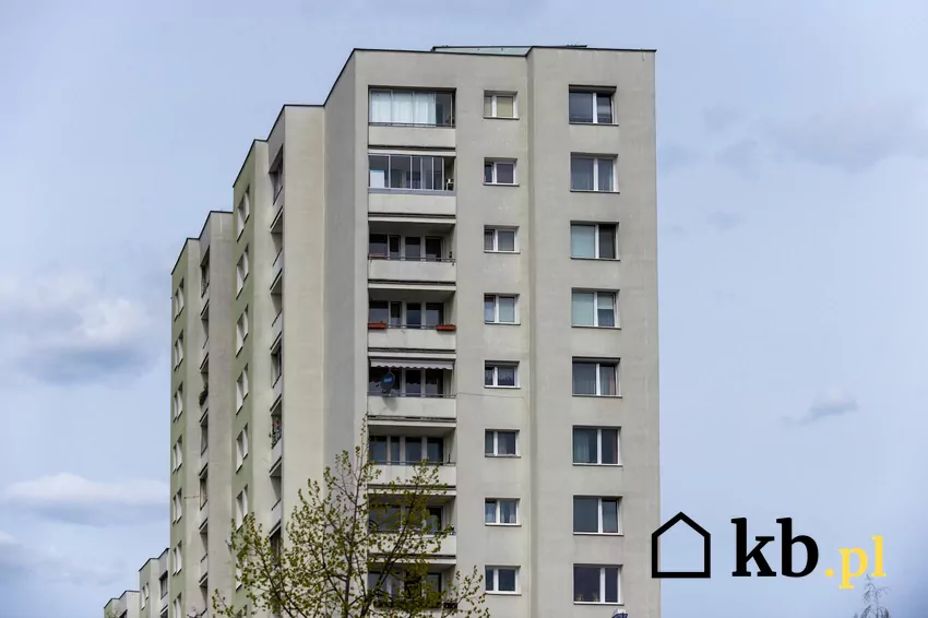 wysoki blok z wielkiej płyty