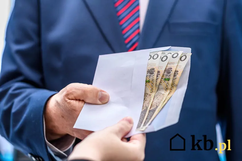 Jak ubiegać się o zwrot środków zajętych przez komornika, gdy dłużnikiem jest współwłaściciel konta? koperta z pieniędzmi