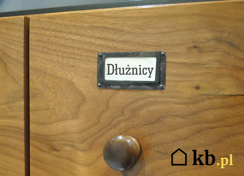 Znaj swoje prawa w sytuacji, gdy komornik zajmie wspólne konto napis dłużnicy