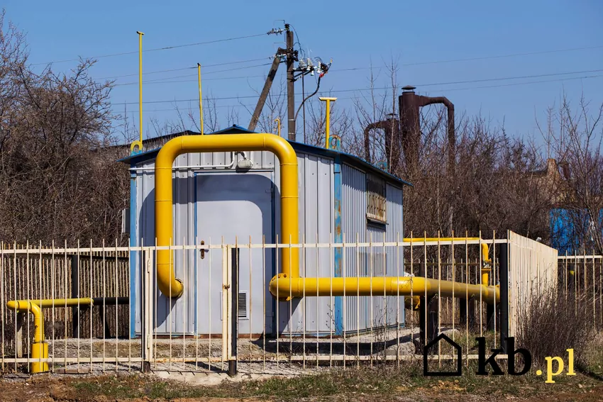 Nowe przepisy w Unii Europejskiej dotyczące gazu wpłyną na rachunki osób ogrzewających domy tym surowcem żółte rury gazowe zamontowane na ścianie budynku, fragment instalacji gazowej
