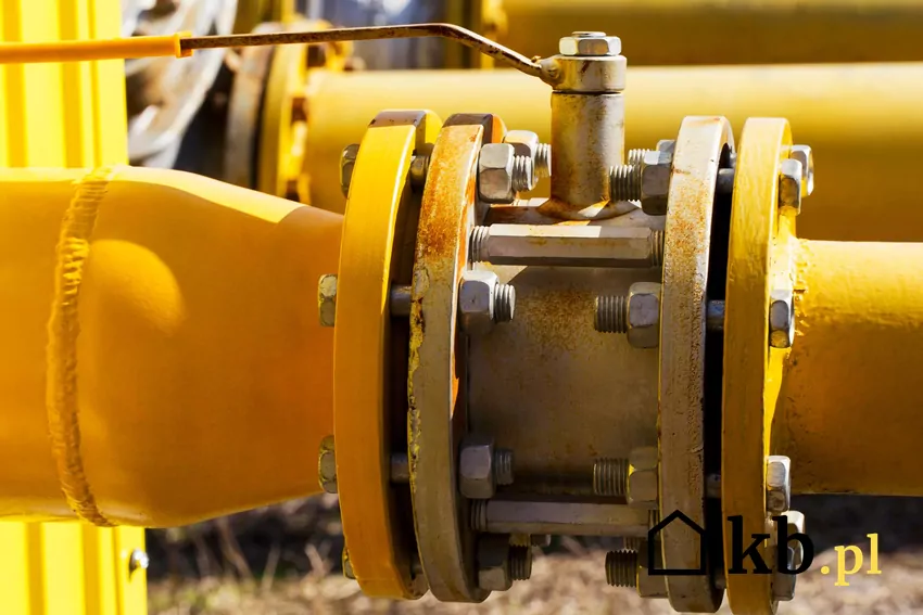 Nowe przepisy wymierzone są ewidentnie w rosyjski gaz Instalacja gazowa z charakterystycznymi żółtymi rurami – element sieci dostarczającej gaz do budynków mieszkalnych i przemysłowych.