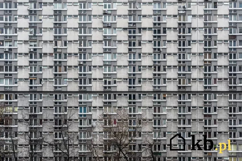 Nie wszystkie bloki z wielkiej płyty charakteryzują się dobrym stanem technicznym zaniedbany blok z wielkiej płyty